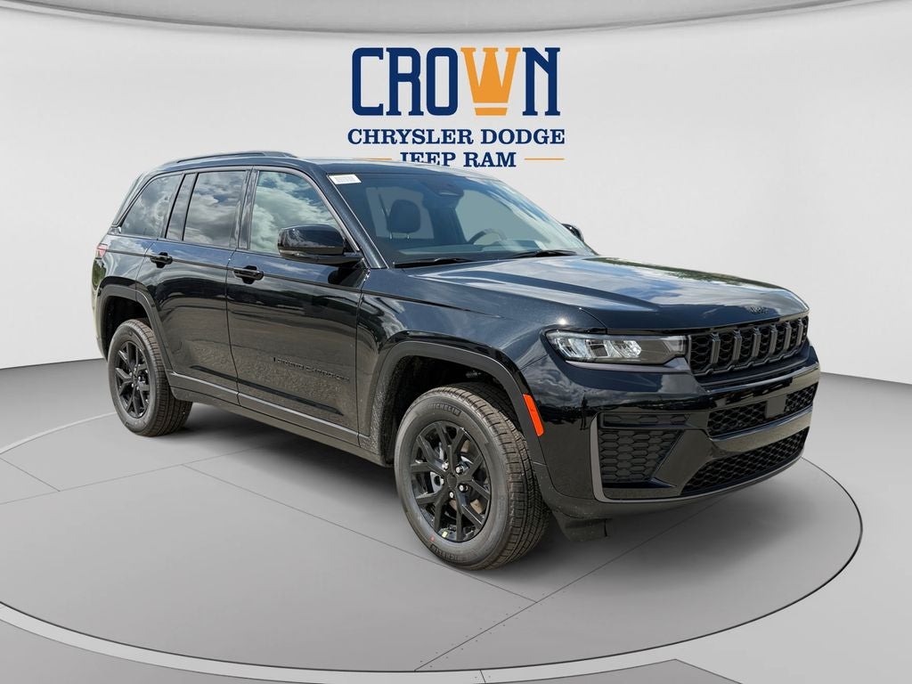 2026 Jeep Grand Cherokee Altitude in Diamond Black Crystal Pearlcoat — front three-quarter view