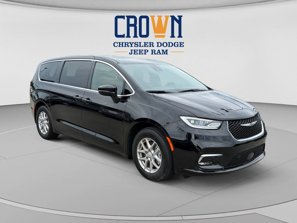 2026 Chrysler Pacifica Select in Diamond Black Crystal Pearlcoat — front three-quarter view