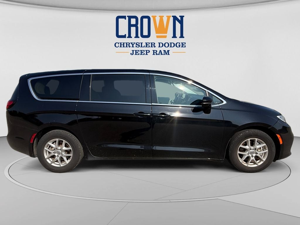 2024 Chrysler Pacifica — side profile view