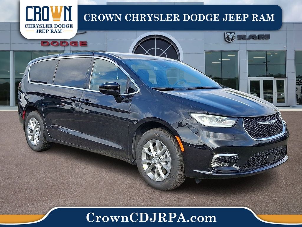 2026 Chrysler Pacifica Select in Diamond Black Crystal Pearlcoat — front three-quarter view