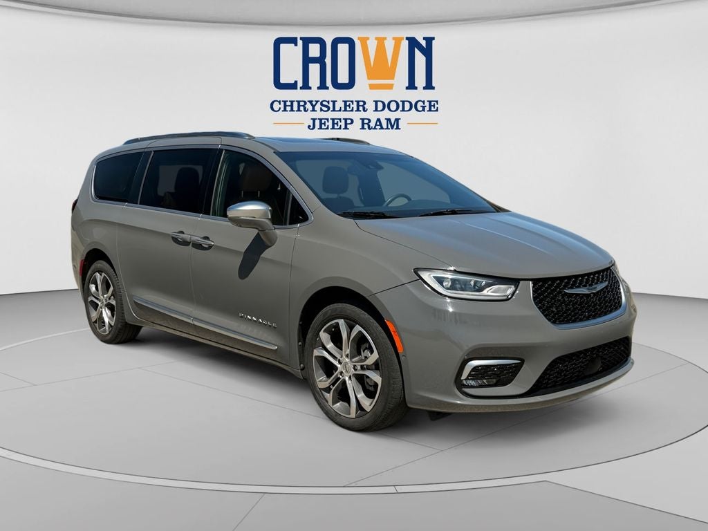 2022 Chrysler Pacifica Pinnacle in Ceramic Gray Clearcoat — front three-quarter view